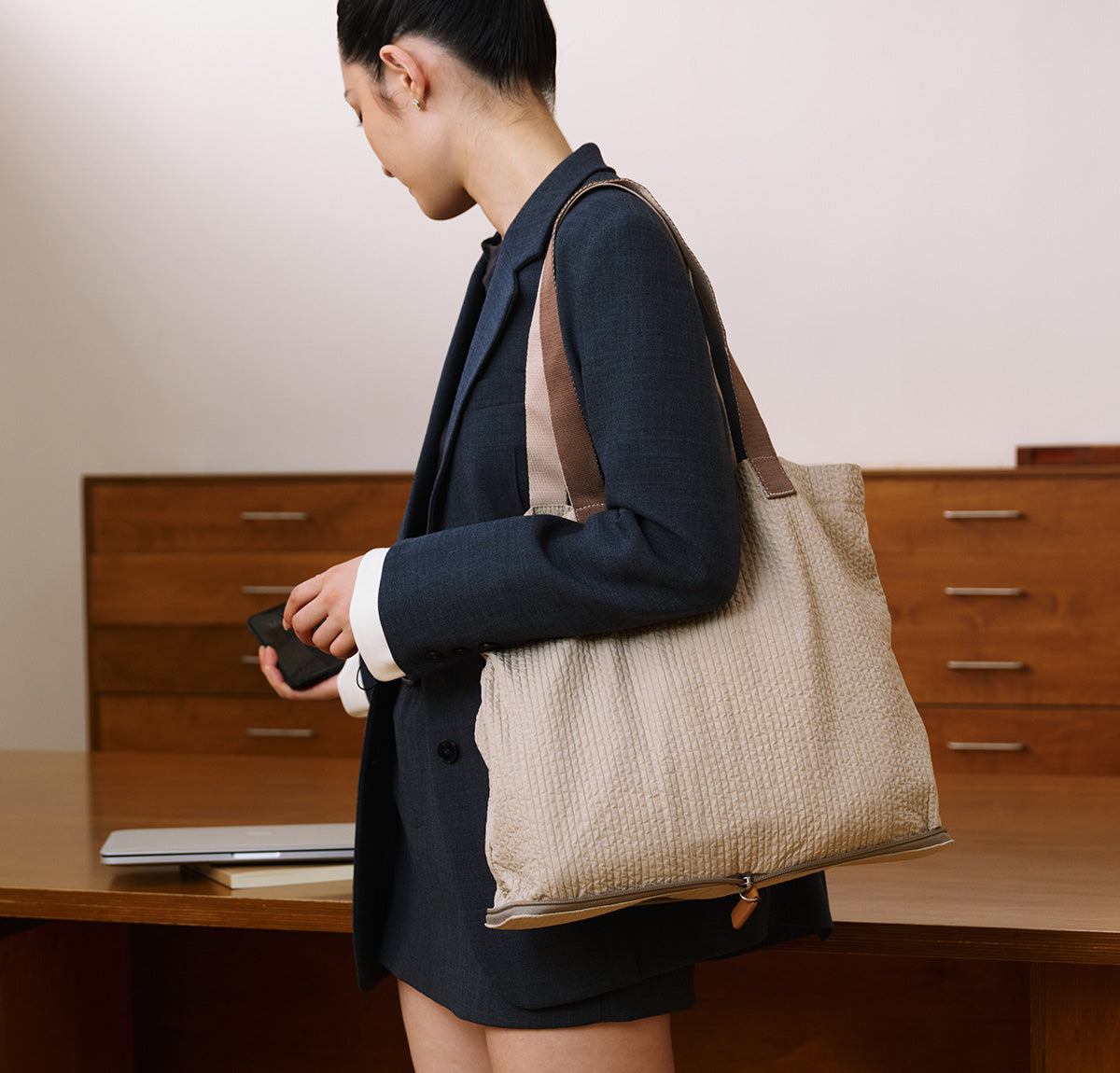 Tote bag - Convenient for everyday use, commuting to work or school