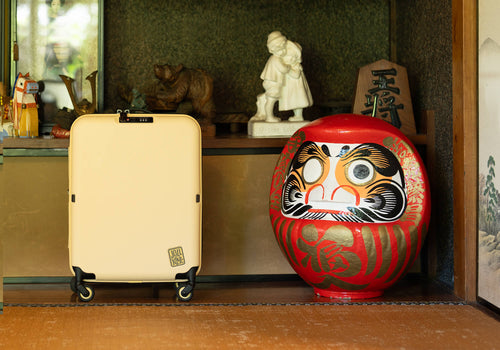 部屋の片隅に置かれたスーツケースと共に、軽やかな夏の準備をイメージさせるシーン