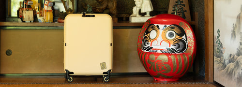 部屋の片隅に置かれたスーツケースと共に、軽やかな夏の準備をイメージさせるシーン。